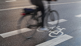 Regnerischer Tag auf dem Fahrrad Das Bild zeigt eine Person auf einem Fahrrad