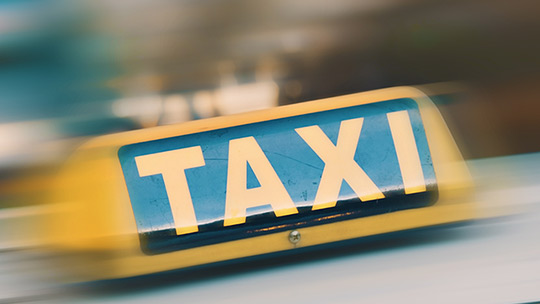 Taxi Das Bild zeigt ein Taxi Schild in Großaufnahme.