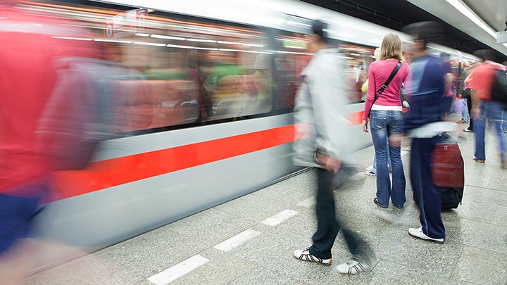 Im Bahnhof Das Bild zeigt eine Szene auf einem Bahnhof. Die U-Bahn fährt ein.