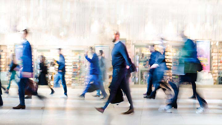 Schnell, mein Zug kommt gleich! Das Bild zeigt Personen auf einem Bahnsteig